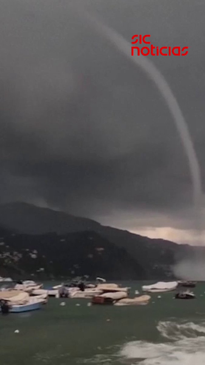 Uma enorme tromba de água formou-se ao largo da costa de Tigullio, na quinta-feira, perto de Génova, em Itália. Não há registo de feridos. Nas imagens captadas por uma testemunha, a coluna de água avança pelo mar e parece atingir 'de raspão' algumas embarcações. Saiba mais em: #mundo #internacional #meteorologia #italia #news #sicnoticias