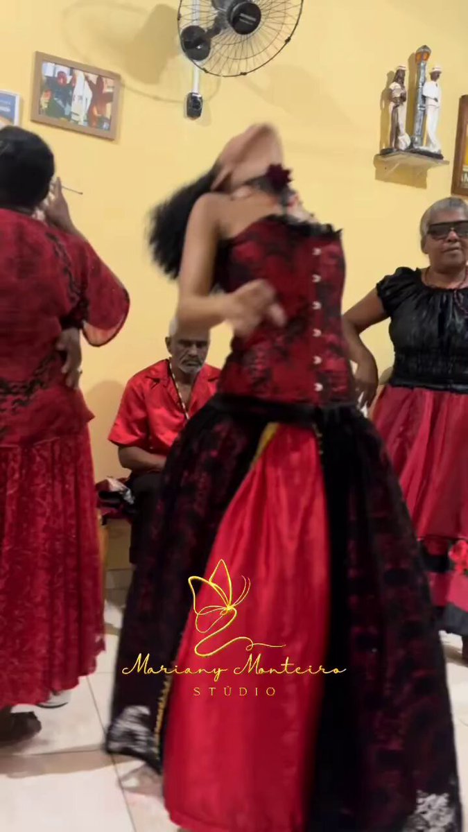 🚨 VIRALIZA NA WEB: forte incorporação de pombo gira menina, seu rosto muda completamente, veja até o final.