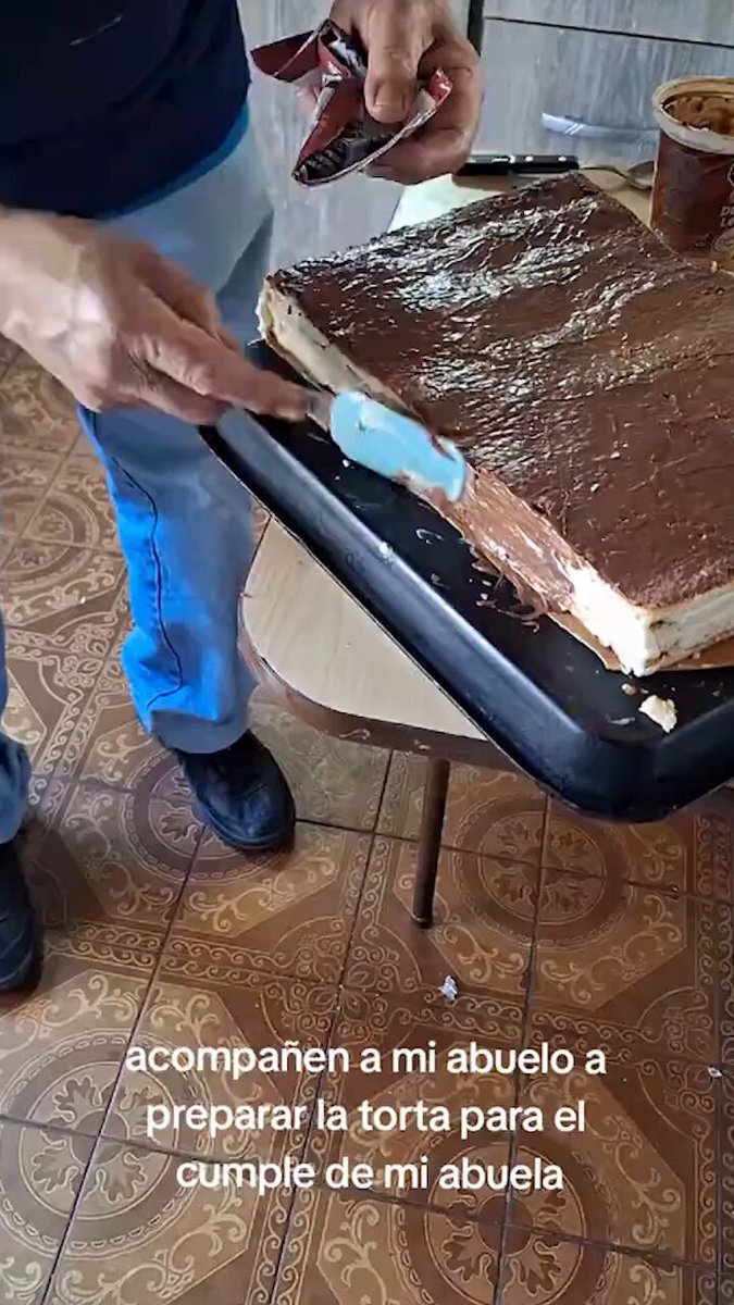 Un jubilado preparó la torta para el cumpleaños de 80 de su esposa.