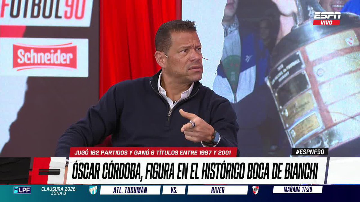 🗣️ÓSCAR CÓRDOBA s/ÁLVARO MONTERO: "Lo que hizo el Vasco con #Montero que lo estaban acosando, dijo, 'no, hay que darle tiempo, lleva 3 partidos', es normal lo que le pasó, pero pudo no haber encontrado la confianza del DT, pero para una inversión tan grande, tienes que respaldarlo y tirarlo a la guerra. Me gusta Montero. Para mí es el arquero que va a marcar un espacio bastante importante en #Boca, tiene 2m, es una muralla. Lo único que le dije a él que tiene que corregir, es que por su estatura, nunca se acostumbraron a trabajar la biometría, yo si tengo 1.84M tengo que trabajar la saltabilidad para llegar a 2.30M de alcance. Un tipo de 2m si levanta las manos sube a 3 m, y si salta 50 cm, llega a 4 metros, no le va a ganar nadie".