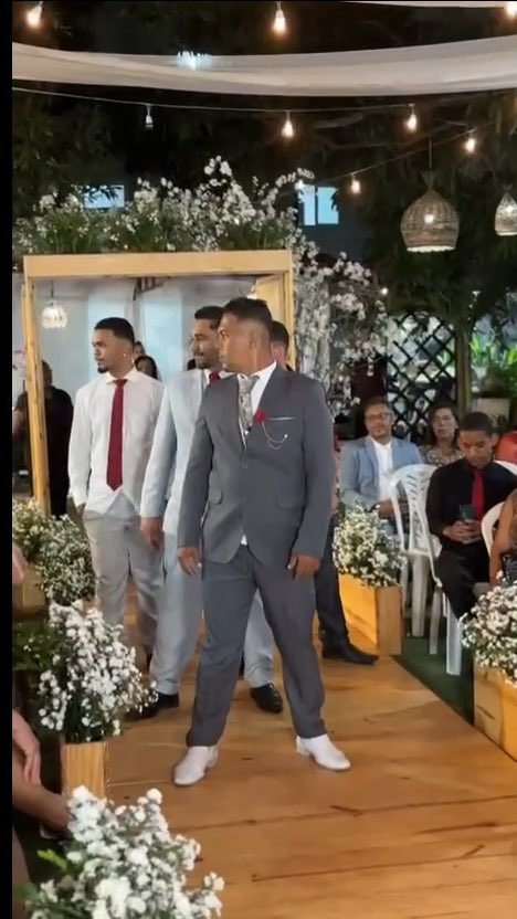 Estou presa no vídeo desse noivo dançando com os amigos na entrada do seu casamento. A primeira dança de isometria do mundo kkkkkkkkk