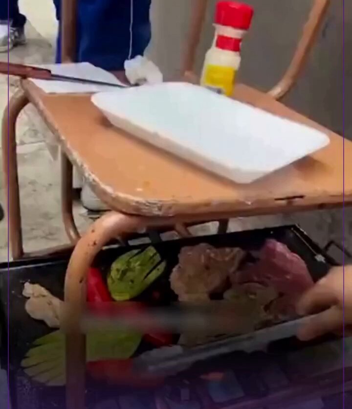 Armaron una carne asada en su salón de clases usando el mesabanco de parrilla, te amo un chingo México. 😂😂😂