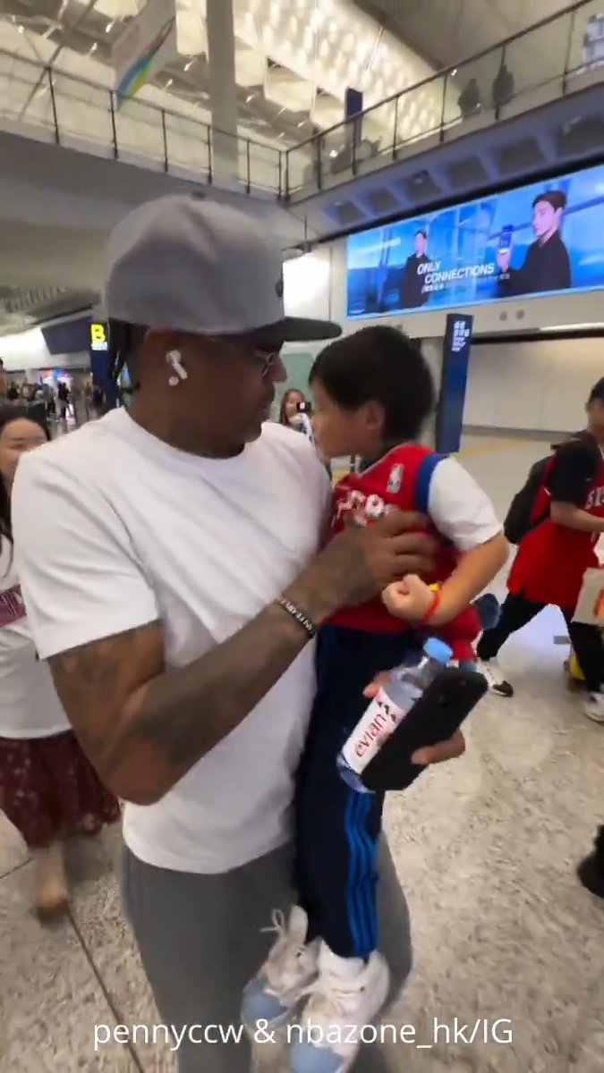 This is great! Watch what Allen Iverson does when this little kid in Hong Kong falls down while trying to run to AI (Via pennyccw | nbazone_hk/IG)