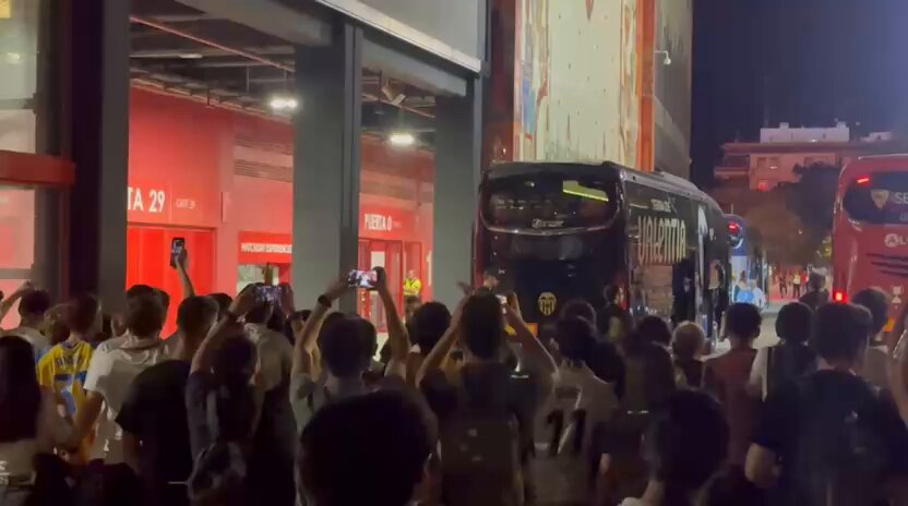 Así ha sido la despedida al VCF en Sevilla. Gritos de “Corberán dimisión” La figura del técnico, ahora mismo en entredicho. Vamos a ver las próximas horas.