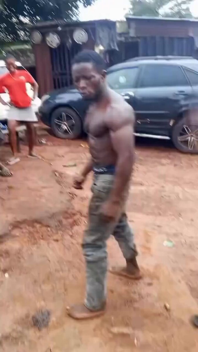 تمكن هذا الرجل من حمل ورفع محرك سيارة بالكامل وكأنه لاشي