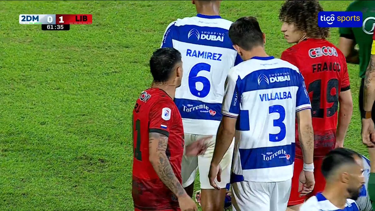 😱¡ANULADA LA EXPULSIÓN! Elvio Vera vio la tarjeta roja por una infracción sobre Pedro Sosa. Tras la revisión del VAR, el árbitro cambió la decisión y finalmente fue amonestado con amarilla. 📺Tigo Sports ▶️Viví el #ClausuraAPF2026 por