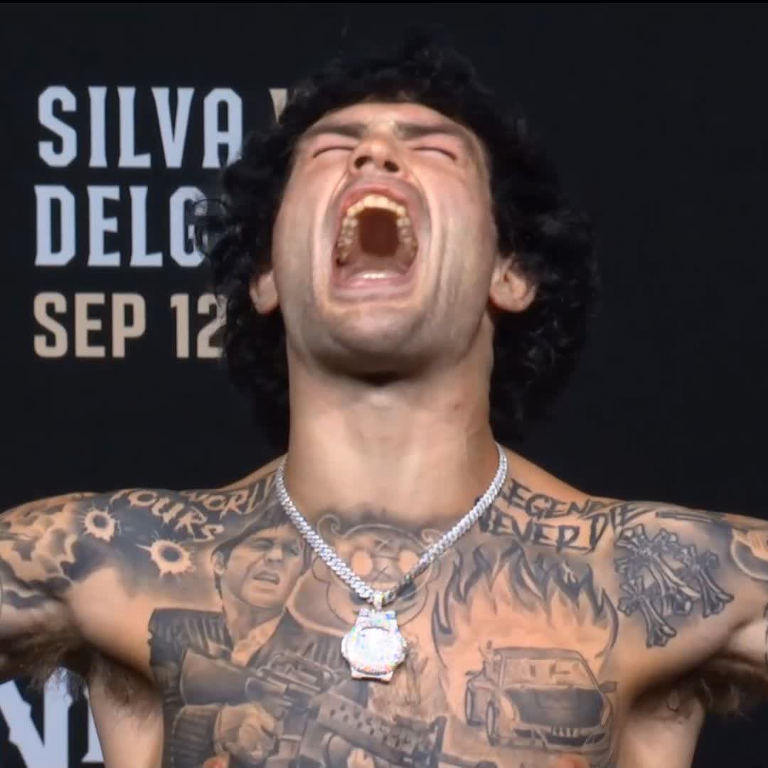 Se lo está comiendo el personaje a Tommy McMillen, no se toca a tu rival menos en la cara hasta que el referee de la orden... Mañana será una guerra contra Rahiki 💥 💥 #NocheUFC