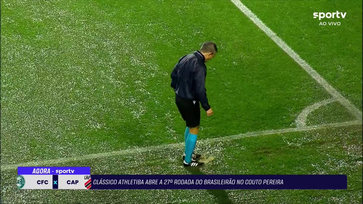 No aquecimento, Ricardinho falou da condição do gramado do Couto Pereira, com muitas poças por conta da forte chuva. #Futebol #Brasileirão #Coritiba #AthleticoPR