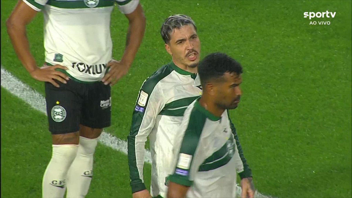 Clássico entre Coritiba e Athletico-PR está atrasado por conta da condição do gramado, devido à forte chuva. #futebol #Brasileirão #Coritiba #AthleticoPR