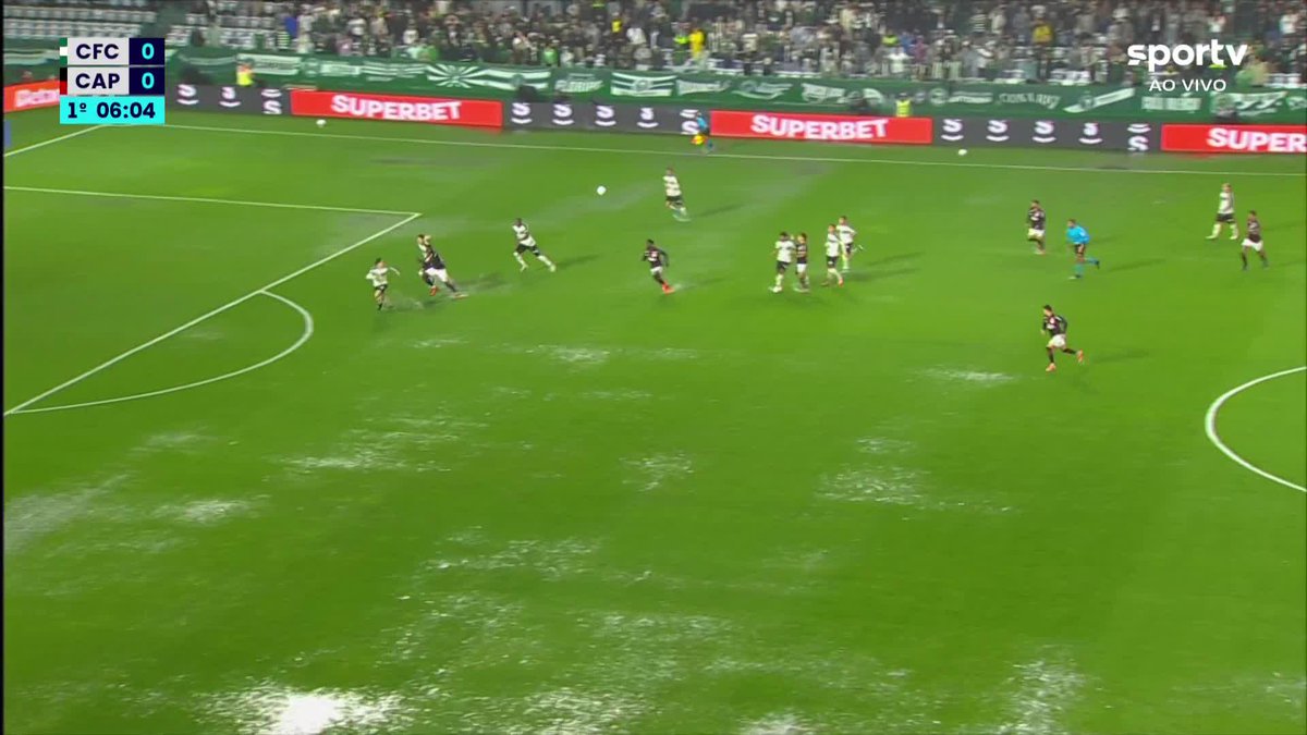 Jacy, do Coritiba, evita em cima da linha o gol do Athletico. 🎥 sportv | ge