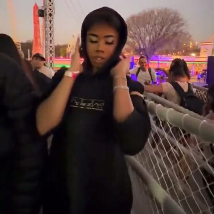 eu no show do bts quando pegar grade (da arquibancada)