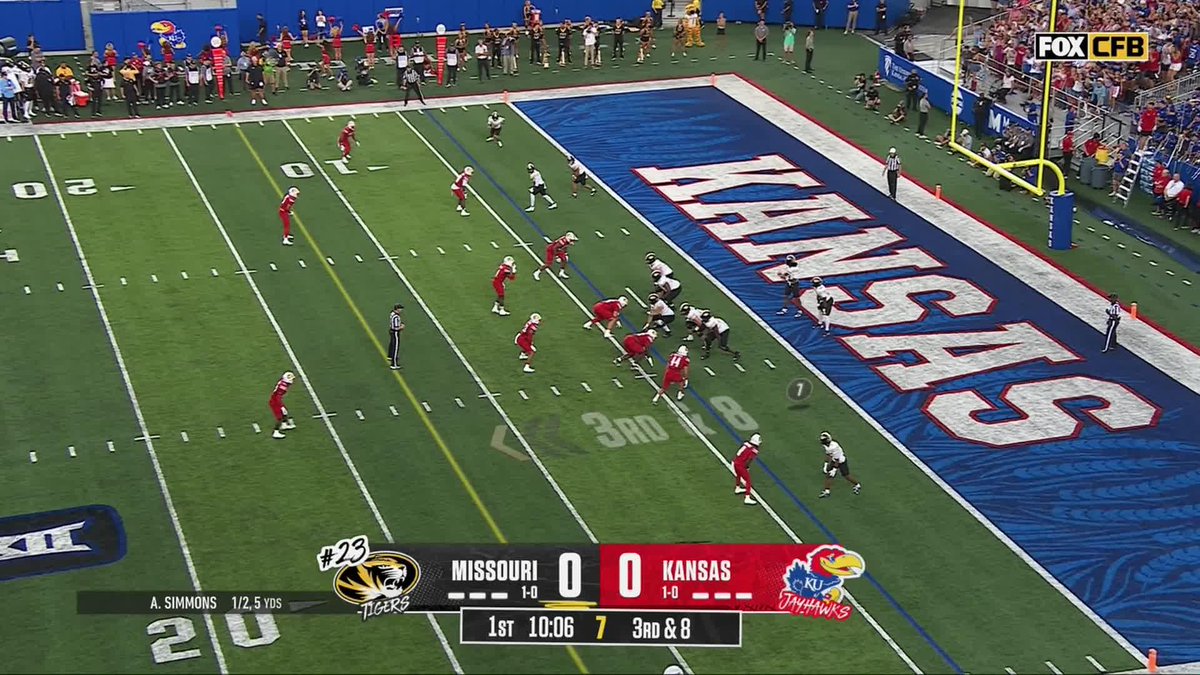 BIG THIRD DOWN CONVERSION Simmons hits Olugbode for a 65-yard catch and run
