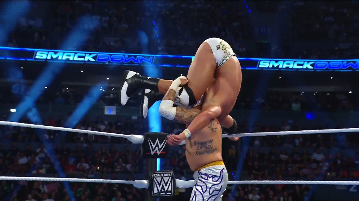 REY FENIX RETAINS 🙌 What a MATCH! REY FENIX WWE