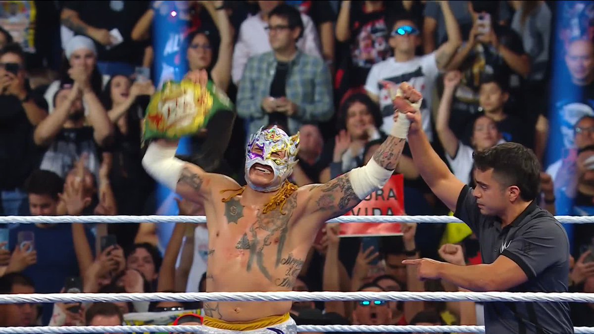 Rey Fenix retiene el título en casa 🙌🇲🇽 #SmackDown