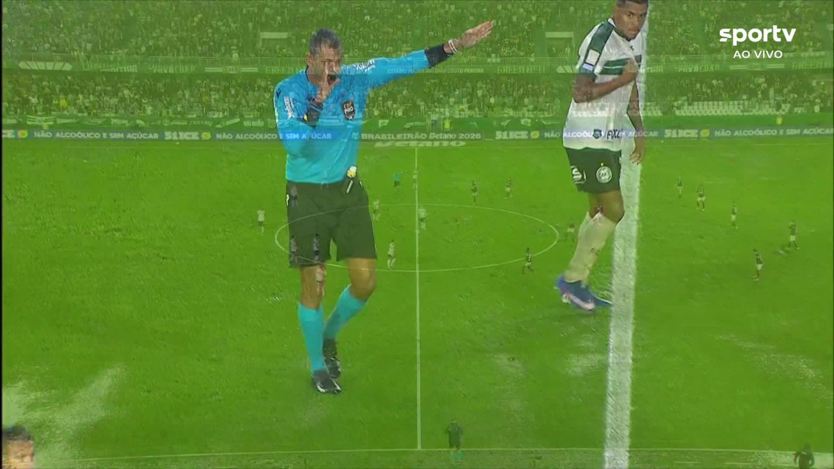 O Athletico-PR saiu na frente no clássico contra o Coritiba e foi até um mergulho pra comemorar!