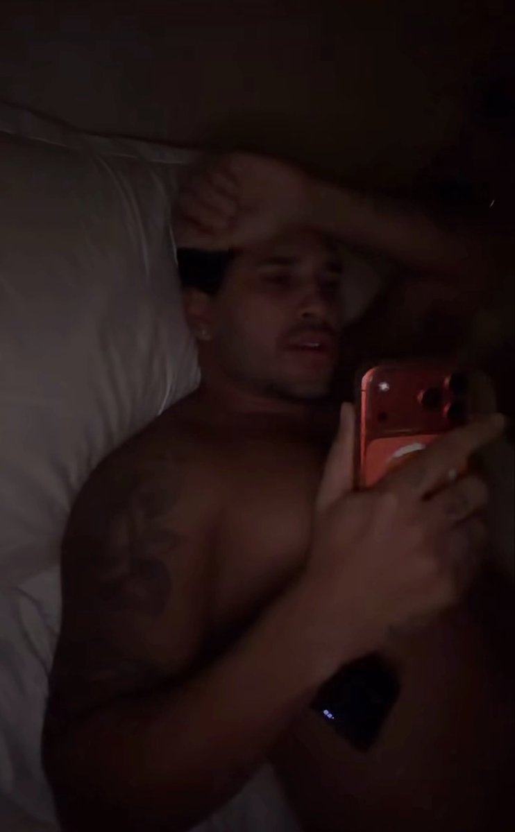 AMOR PRÓPRIO LUCAS GUIMARÃES! Pelo amor de Deus dias atrás o Carlinhos Maia tava de love com o outro Lucas e vc vai pra cama com ele. NÃO SE COLOQUE NESSE LUGAR DE ESTEPE! Você, e não só vc, qualquer pessoa merece mais!