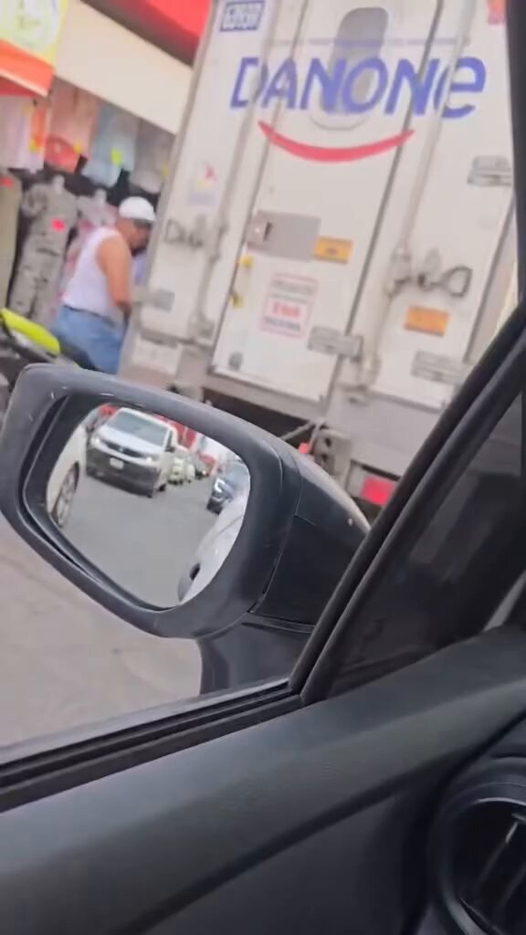 Rt para darle un quemón. Este ogt iba en su motoneta con su mujer y 3 niñas sin casco metiéndose entre los carros, al querer rebasar golpeó el carro y al recibir el reclamo así se puso. Con todo y familia y amenazando poniendo en peligro a su familia.