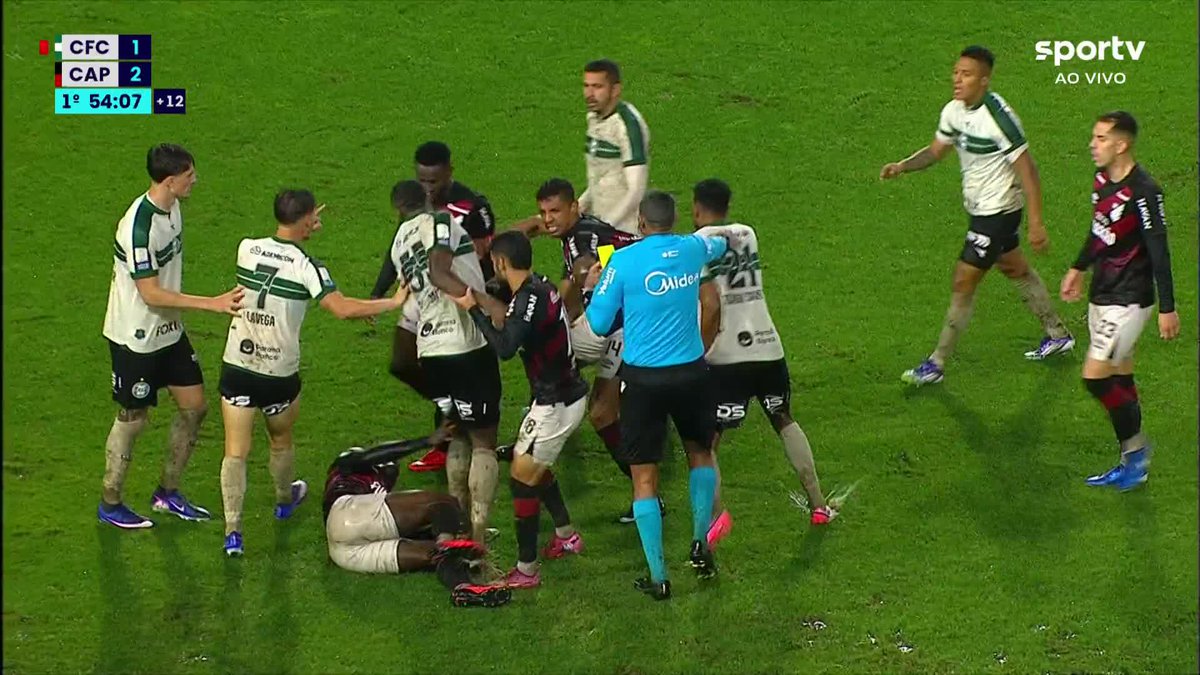 E essa pegada do Thiago Santos no pescoço do Mendoza, hein? 👀 #futebol #Brasileirão #Coritiba #AthleticoPR