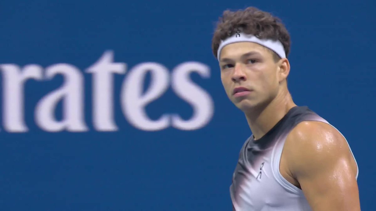 Ben gets a big break! A cross-court winner gives him in advantage in the third.