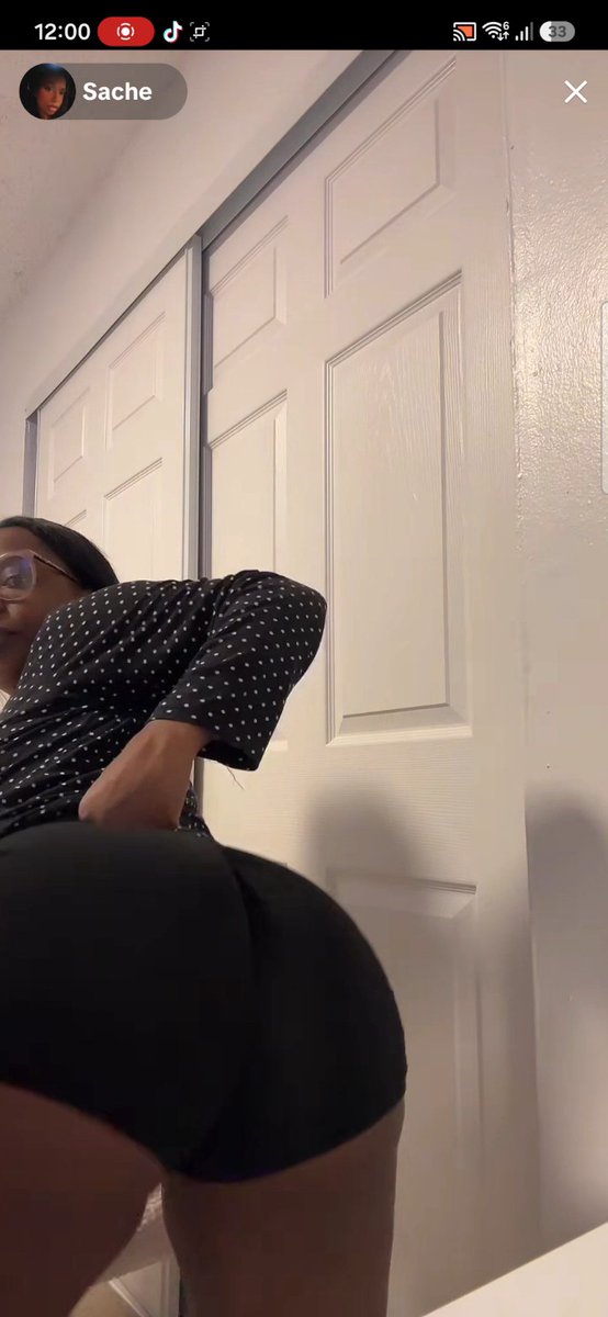 She's shaking that ass so good. #tiktoklive