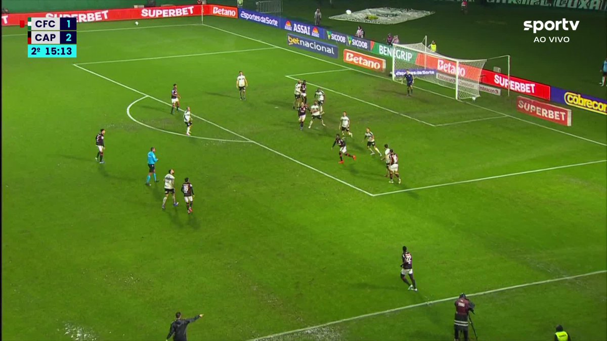 PÊNALTI PARA O ATHLETICO-PR! Thiago Santos derruba Aguirre na área e o árbitro marca a penalidade. #futebol #Brasileirão #Coritiba #AthleticoPR