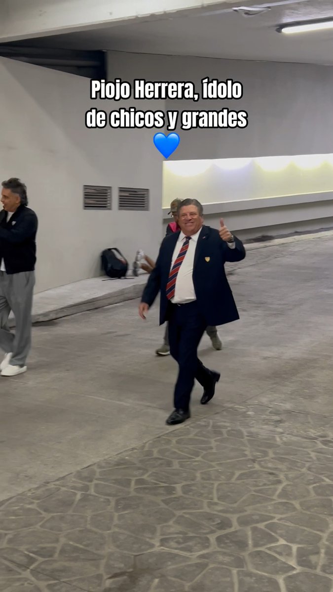 Todos querían darle la mano a Piojo Herrera 🤩 El entrenador del Atlante, muy querido por la afición. Disfruta los juegos del Atlante como local por ESPN y #DisneyPlus Premium.