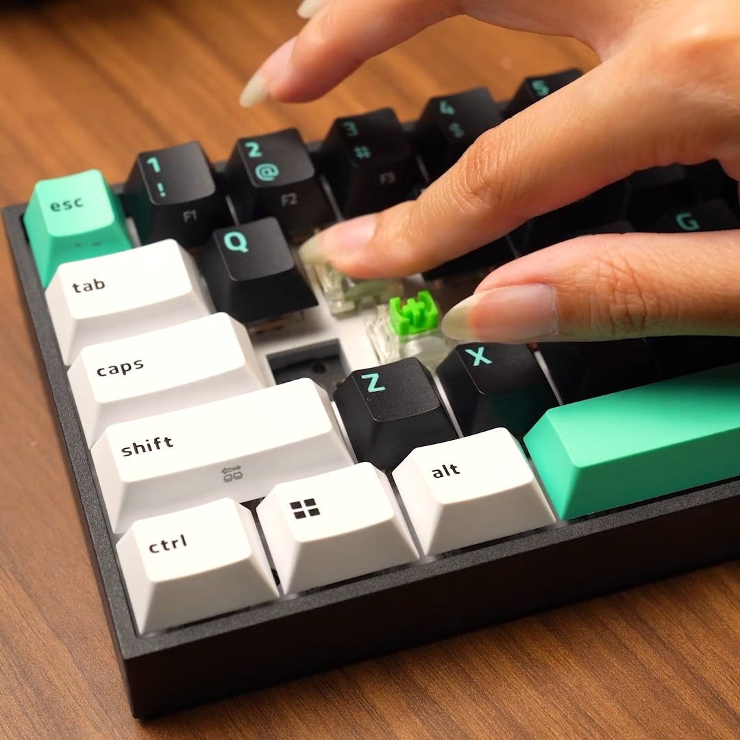 Keep it as is or make it your own? The Razer Reclusa X Mini 65% gives you both options: Out of the box, you get the Razer Orange Tactile Switches Gen-3 for a satisfying tactile bump. And when you're ready to switch things up, the hot-swappable design supports 3 or 5-pin switches, so you can customize the board to your preference.