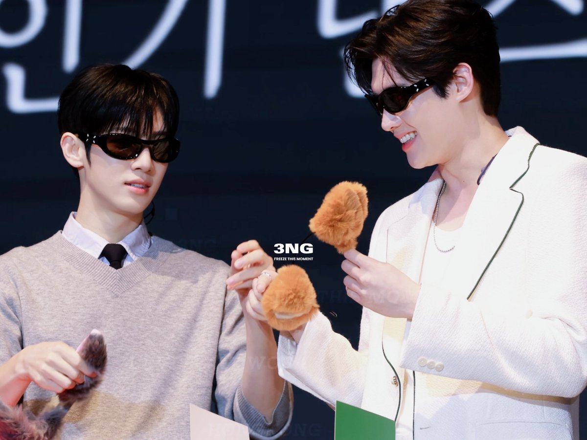 说像两个🍗哈哈哈哈哈哈 但是很温馨很幸福的一段视频🥰 最后845还模仿哥哥摘眼镜
