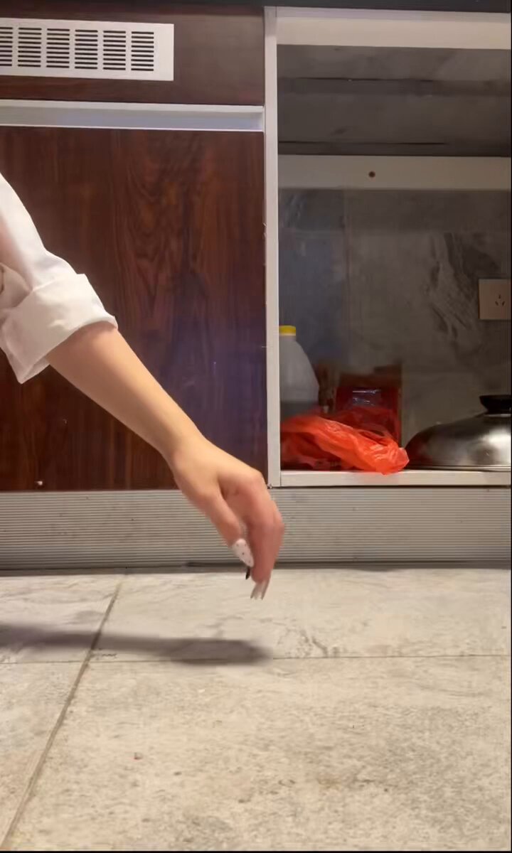 大早上起床非得要跑过来一直黏着我要零食吃，这个大馋猫🐱 那么好，让妈妈特训你一下下，这小脑袋瓜也是开窍了！ 是个颜值高又聪明的的大宝贝！最近越来越胖了，不敢给它吃太多- -