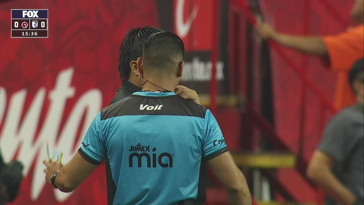 A sus órdenes, mi Coronel. 🫡 Mateo pasó como un auténtico TREN para ganar la pelota y anotar el primero de Gallos Blancos 🐓 esta noche. 💙🖤 #LaLigaDeLaAfición✨ | #J8 | #AP26 | #XOLQRO