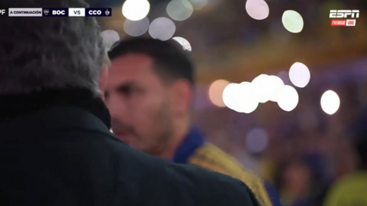 lindo, bostero y encima mastica chicle como guanaco justo como m gustan a mi