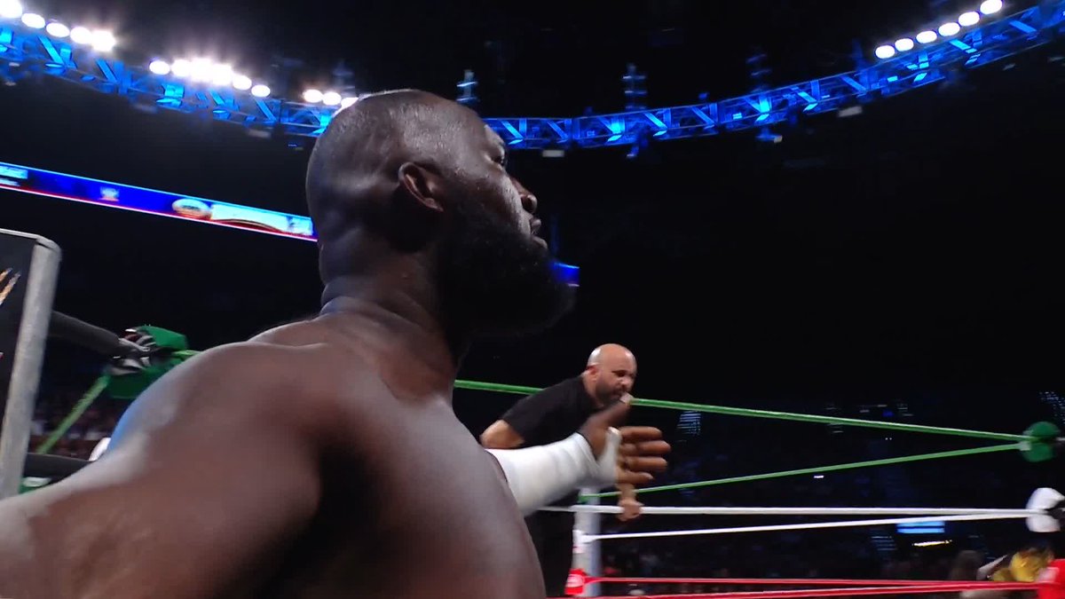 Omos continues to DECIMATE Rey Mysterio 😔