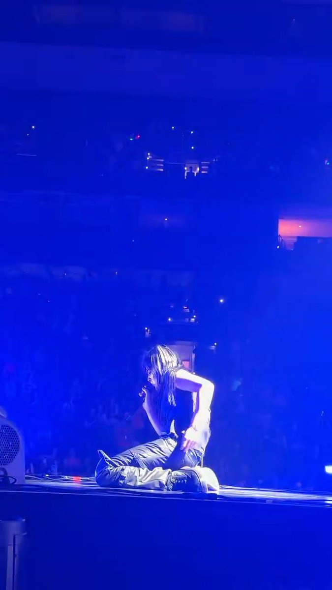 underscores performing ‘harvest sky’ at charli xcx’s music, fashion, film tour opening night 📹🫧