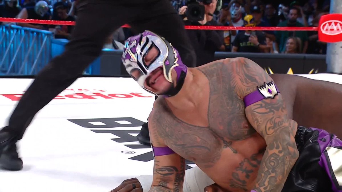 Rey Mysterio was SO CLOSE to pinning Omos!! 😱