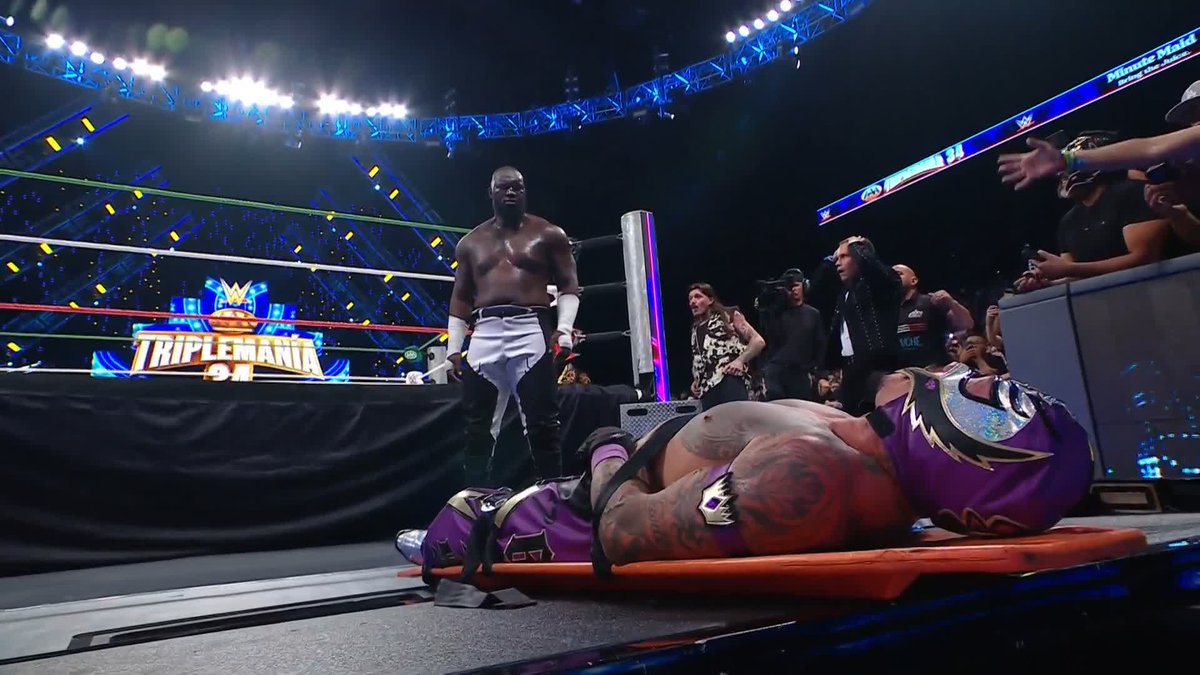 Omos has lost his MIND!! 😨 Someone get some help for Rey Mysterio!!!