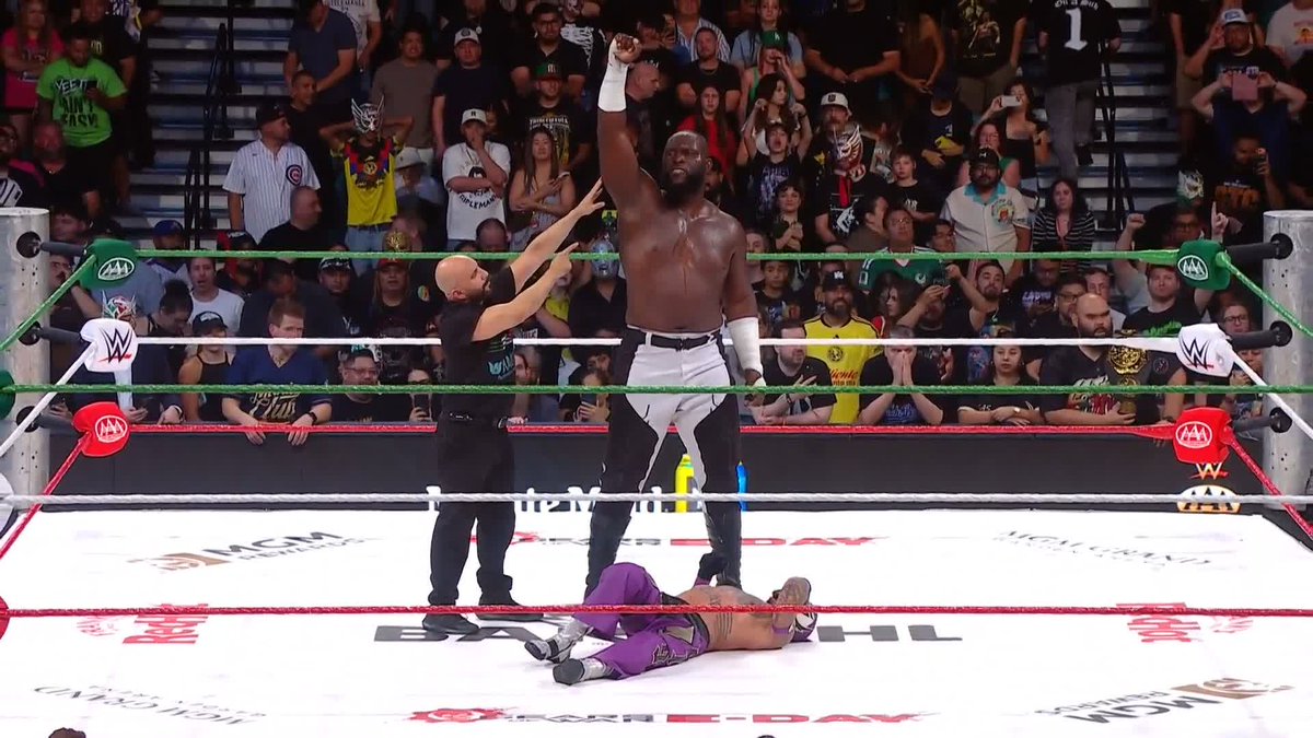 Omos se impone a Rey Mysterio en la lucha estelar de #AAATriplemania Las Vegas ✨