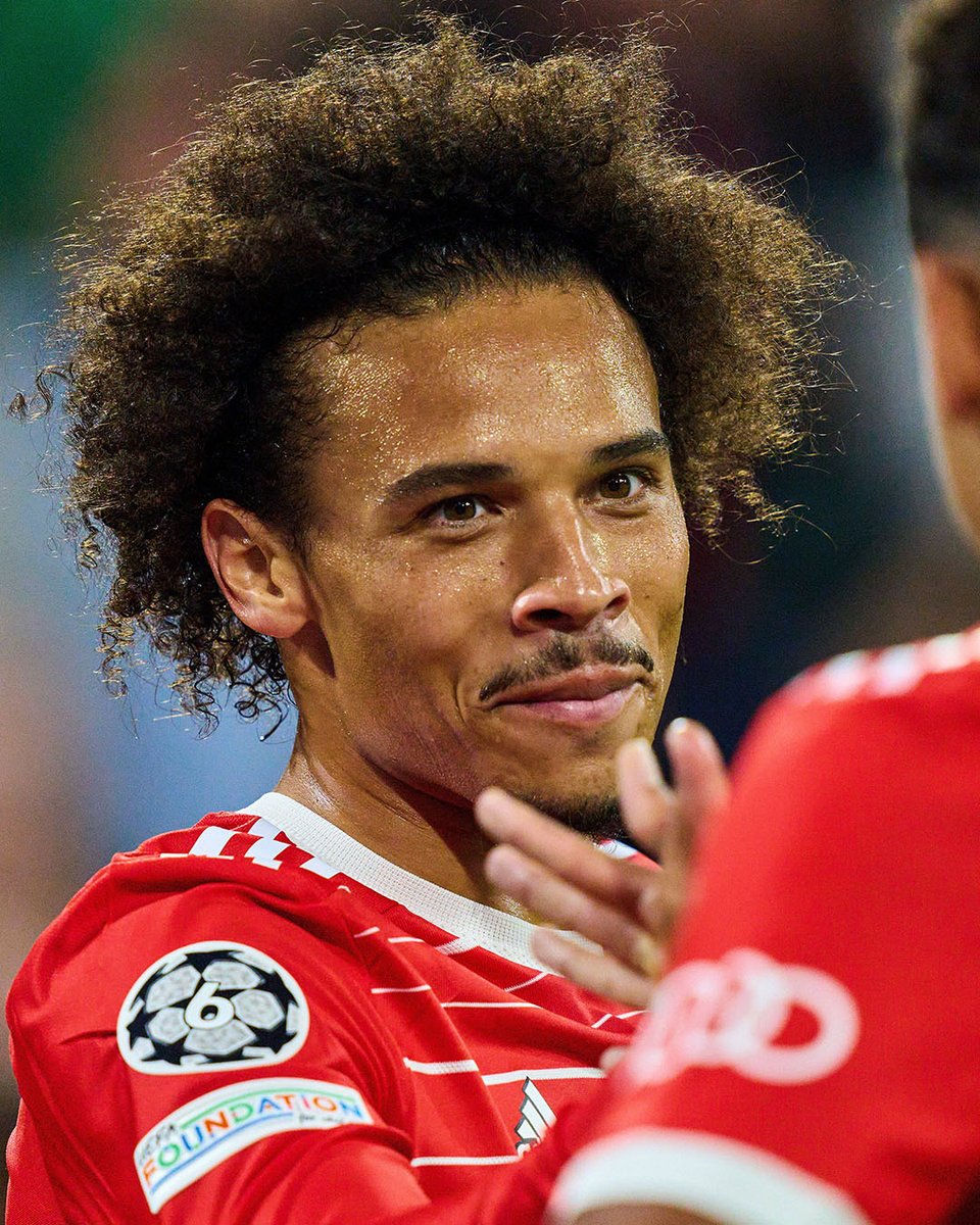 Sane'nin bitiriciliği gayet keskindi. Galatasaray forması giydikten sonra ne oldu da köreldi bilmiyorum. Kaleyi karşısına aldığında ya da sağ kanatta kat edip de kaleyi gördüğünde neredeyse her vurduğu goldü. 2026 yılında sadece 1 gol attı.