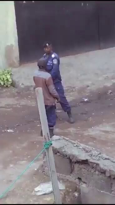 😢💔 Ces policiers de la RDC 🇨🇩 semblent maîtriser le karaté… mais apparemment, après avoir consommé de la marijuana, ils deviennent des « super-héros » pour protéger les personnes et les biens ! 😅🙈