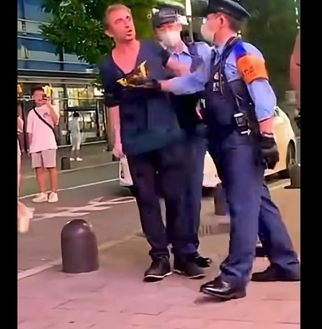 警察さん 暴れる外国人を薙ぎ倒す!! ちゃんと耳を相手の足に付けてタックルするとこプロだな。