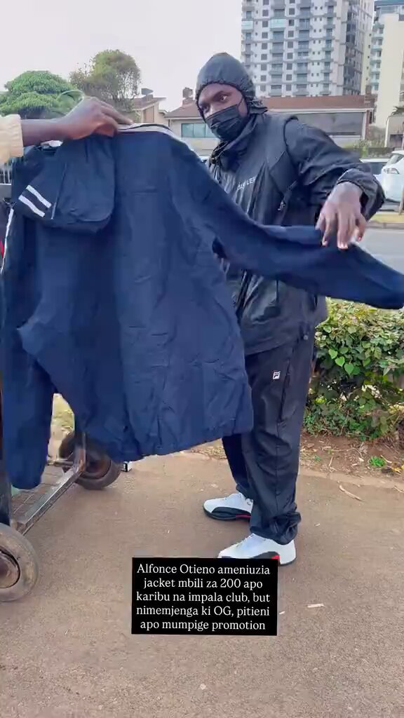 alafu unaskia Kaligraph akikushow jina inaleta Brian Omollo Kaligraph is enjoying some freedom on the streets no bodyguard just him doing some casual shopping not designer wear like he is used to