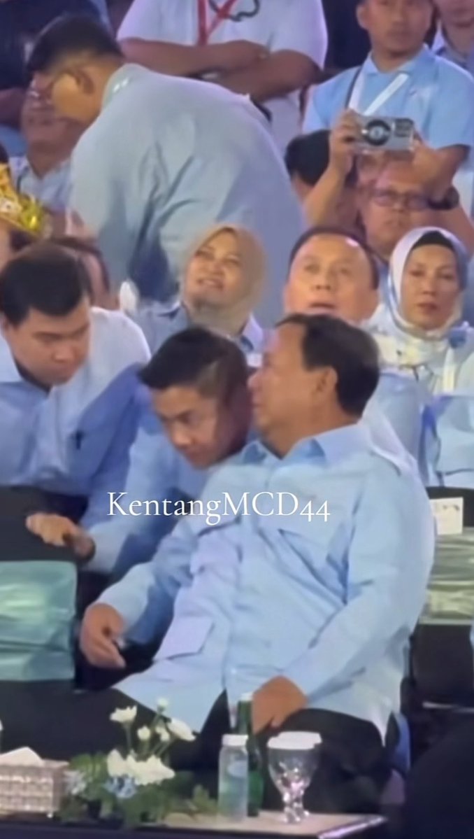 MOMEN BAD ATTITUDE TEDDY Biar apa coba sampe nyenggol rekan kerja sendiri begitu? TOXIC BANGET😌