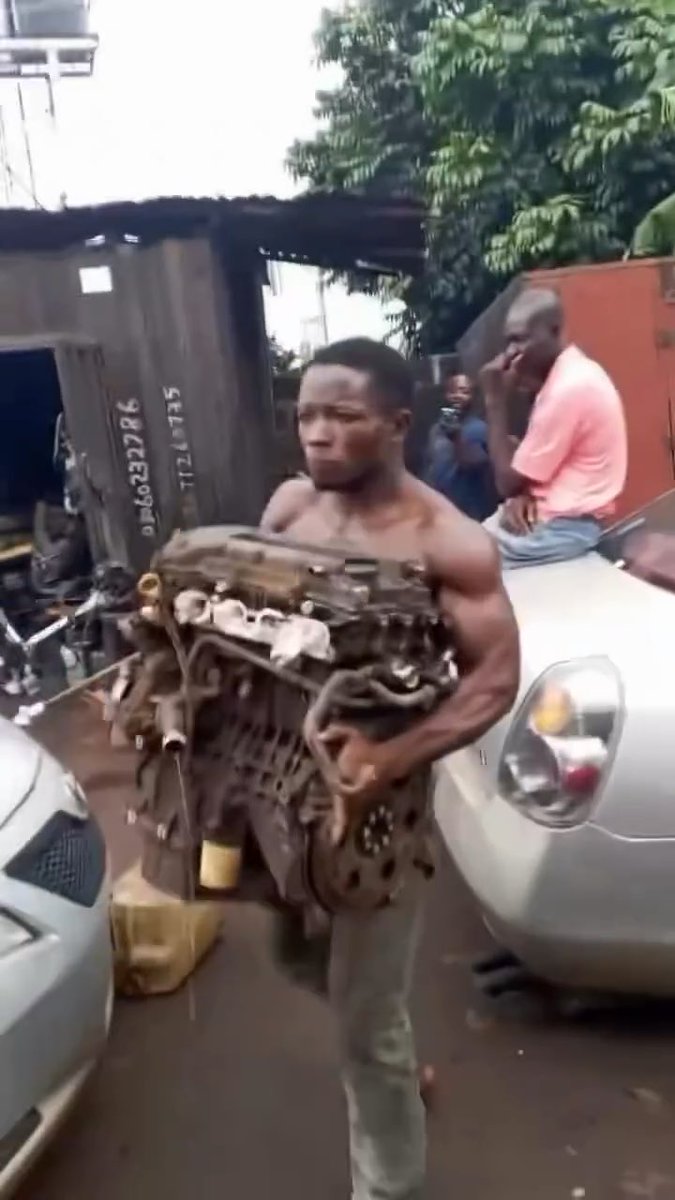 Doo you understand how strong you gotta be to pickup a car engine? This guy must be using drugs or something 👀