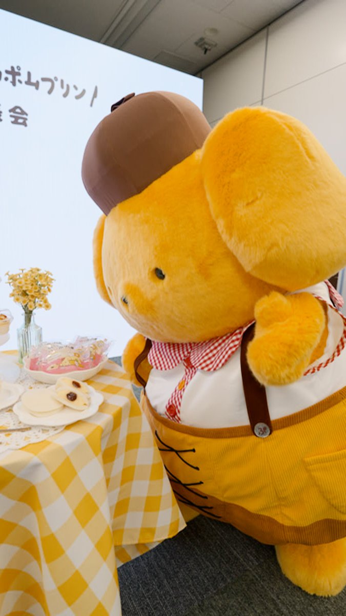 ＼🍮コラボ記念🍮／ #セブンイレブン × #ポムポムプリン ポムポムプリンのかわいいをたーくさんつめこんだ オリジナルムービー🎥第一弾 「新商品発表会」編未公開シーンを大公開😍 オリジナルムービーも合わせてご覧ください💛 コラボの詳細はコチラ👇