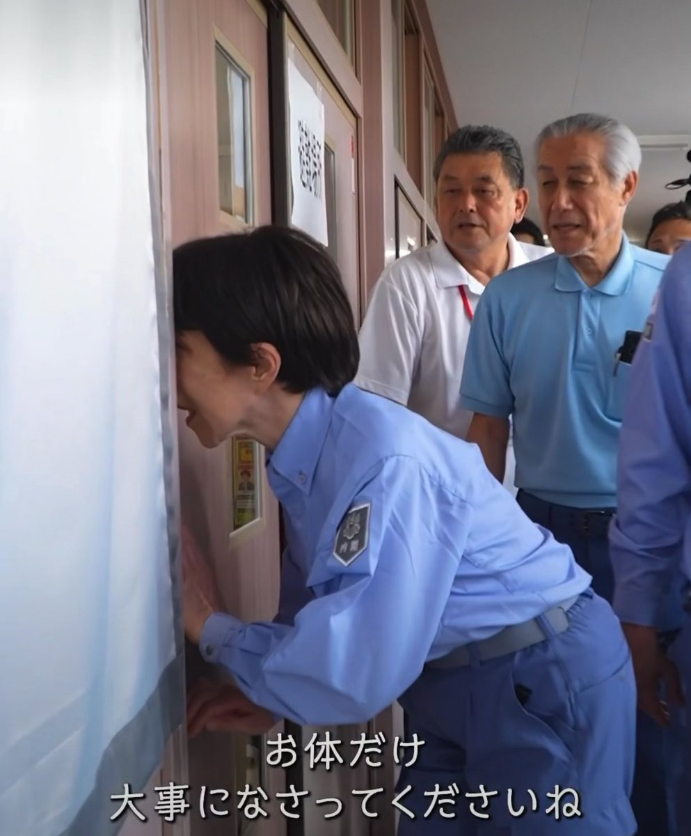 高市首相からも注意喚起の出た、震災後のイメージ操作動画がこちら。映像から巧妙に排除されているものこそが重要です。子ども/女性/居住スペース/倒壊家屋/あたたかな食事。不自然に強調されているのは、ハイウエストの防災服/国への感謝/男性を従える紅一点の構図/総理が復興予算を与えるイメージ。