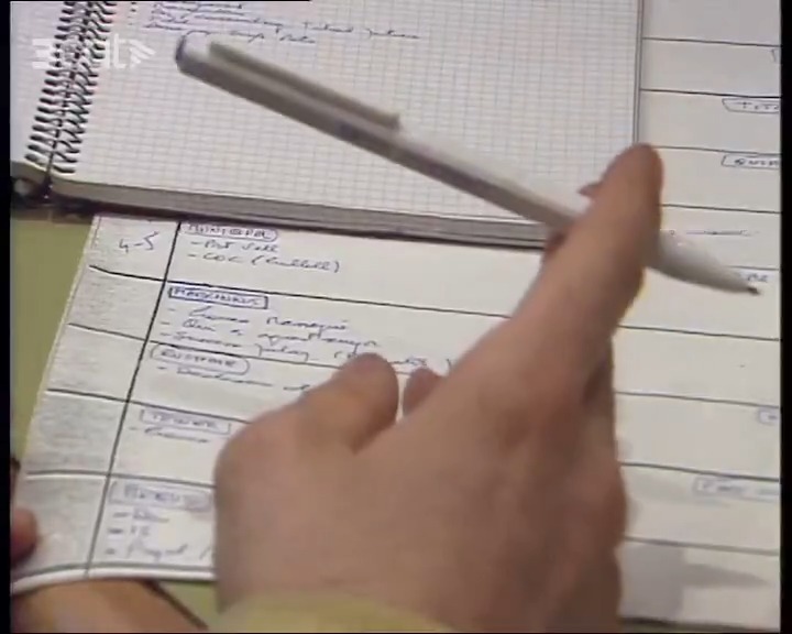 Originals de rodatge de la redacció de Catalunya Ràdio de l'any 1989. Reconeixeu aquesta jove periodista? No us caldrà muntar cap equip d'investigació per descobrir qui és