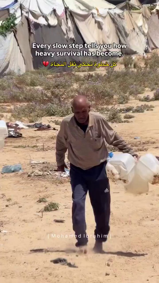 رجال مسنون يقطعون مسافات طويلة من أجل الحصول على مياه الشرب! هذا ما فعله الاحتلال الإسرائيلي في شعب غزة!