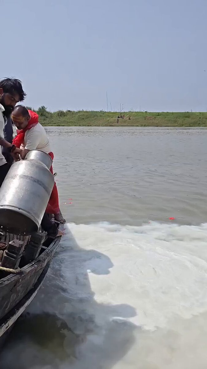 ये अनपढ़ लोग गंगा में दूध बहाने की जगह बाढ़ प्रभावित क्षेत्रों दूध बाँट देते तो ज़्यदा पुण्य मिलता।बच्चे को सख़्त दूध की ज़रूरत है बाढ़ प्रभावित क्षेत्रों में और ये जाहिल लोग दूध गंगा में बहा के बर्बाद कर रहे हैं।