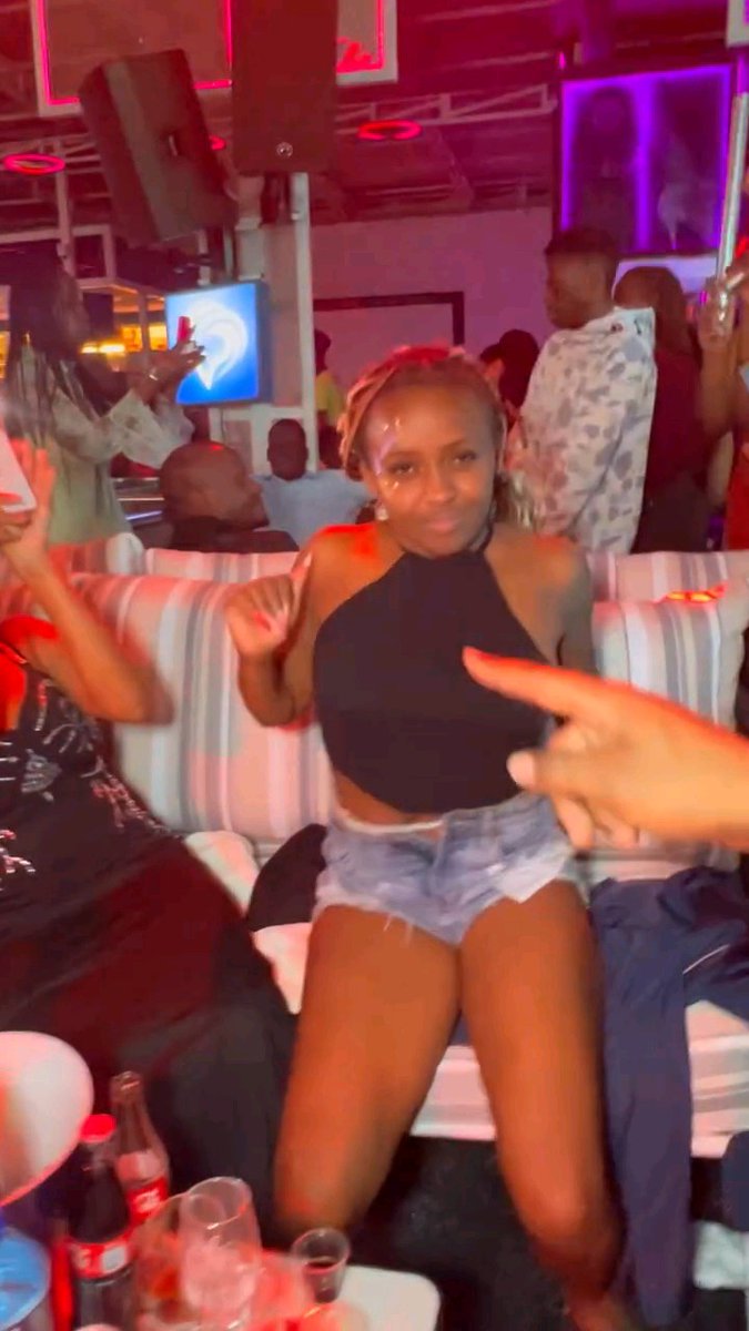 Cyakoze abakobwa bo muri Kenya barya ubuzima mwana.... Reba Hano ukuntu abakobwa bo muri kenya baba bari kurya show Muri za Night club zabo....