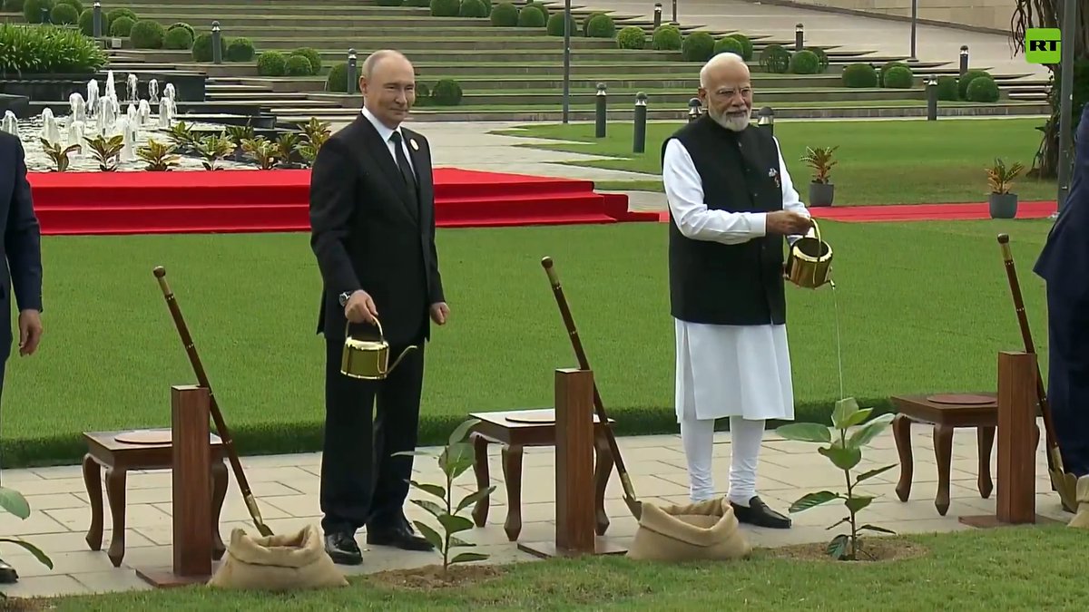 🤝🌳Líderes de los BRICS plantan árboles en una ceremonia simbólica Este 12 de septiembre, los líderes de los países #BRICS2026 participaron en una ceremonia de plantación de banianos para simbolizar sus esfuerzos conjuntos por el futuro.