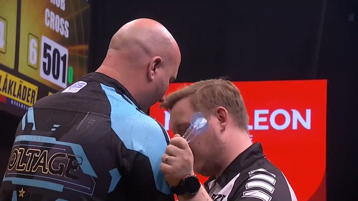 CROSS KO'S SCHINDI! Rob Cross produces a timely 12-darter to defeat Martin Schindler, as the German number one misses out on a place at the upcoming World Grand Prix! 📺 #ET13